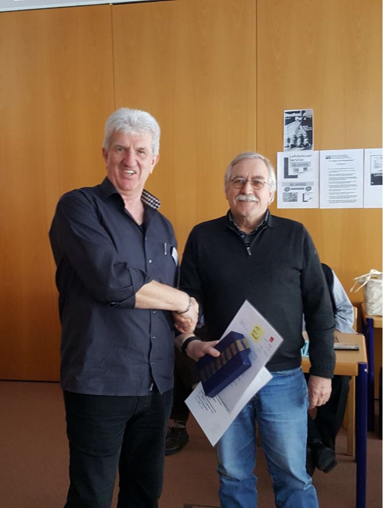 Manfred Schubö (rechts) erhält eine Auszeichnung